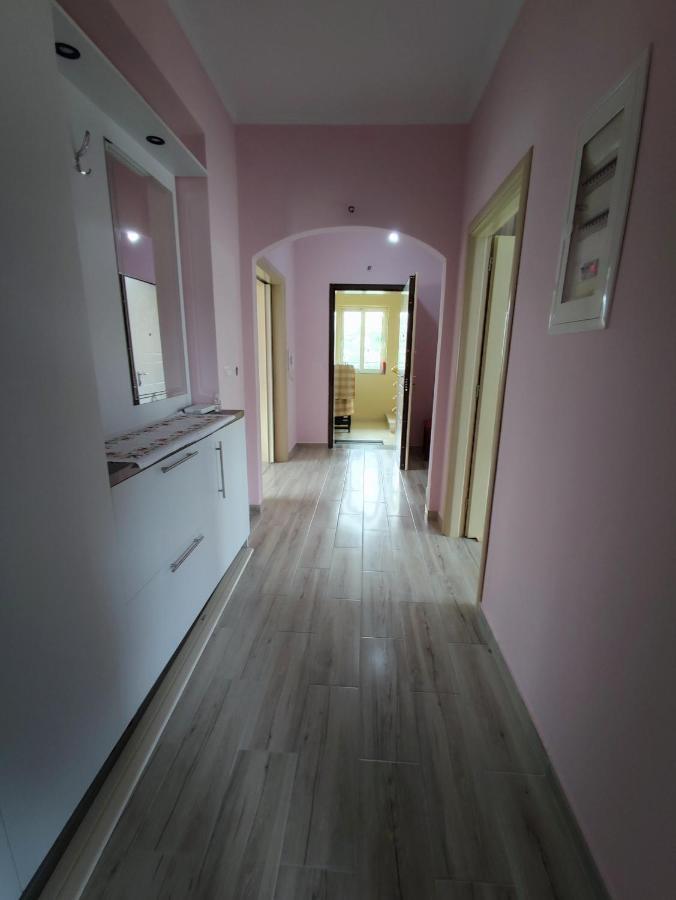 Cheerful 2 Bedroom Villa With Free Parking. Gjirokastër Buitenkant foto