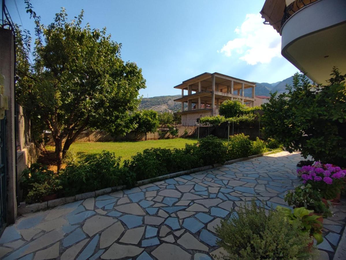 Cheerful 2 Bedroom Villa With Free Parking. Gjirokastër Buitenkant foto