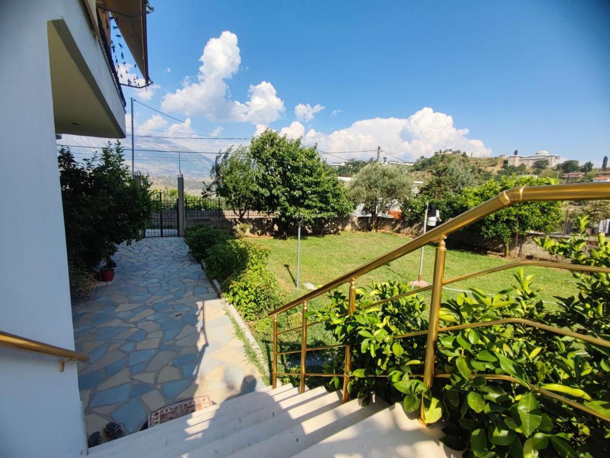 Cheerful 2 Bedroom Villa With Free Parking. Gjirokastër Buitenkant foto